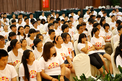 認(rèn)真聽課的同學(xué)們 認(rèn)真聽課的同學(xué)們